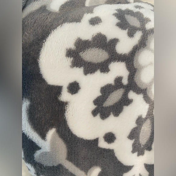 Member's Mark Oversized Plush & Soft Sherpa Throw Blanket, 60" x 70" - Picture 3 of 6